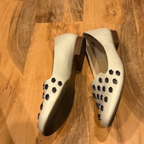 Rock & Republic Cream with Silver Skull Accents Slip on Flats Shoes Size 8.5 - Picture 7 of 10